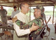 Richard Grasso abraz&oacute; a Raul Reyes