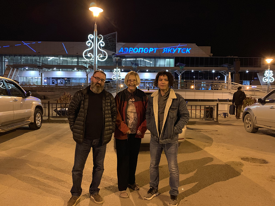 Ротарианские хозяева в Якутске. Алексей и Евгений с Анной Фото: Ann Wright Rotarian hosts in Yakutsk. Alexi and Yvegeny with Ann Photo by Ann Wright