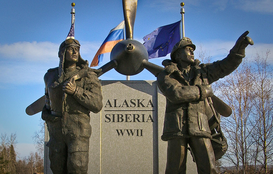 Памятник американским и российским летчикам в городе Фэрбенкс, штат Аляска Monument in Fairbanks, Alaska to American and Russian pilots