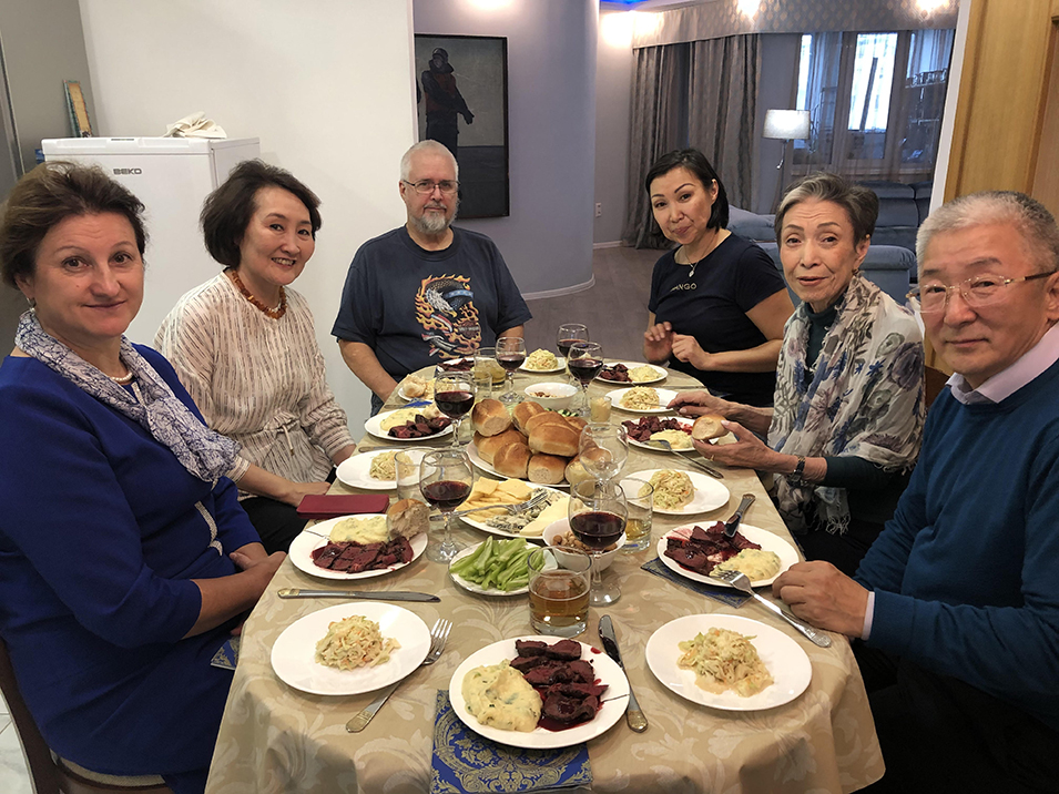 Ротарианские хозяева в Якутске. Фото: Ann Wright Rotarian hosts in Yakutsk. Photo by Ann Wright